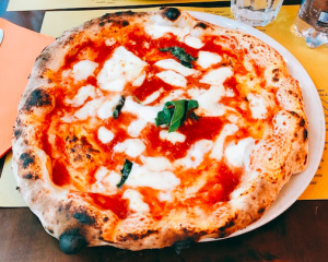 A Neapolitan pizza margherita