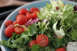 Salad with tomatoes, greens and onions