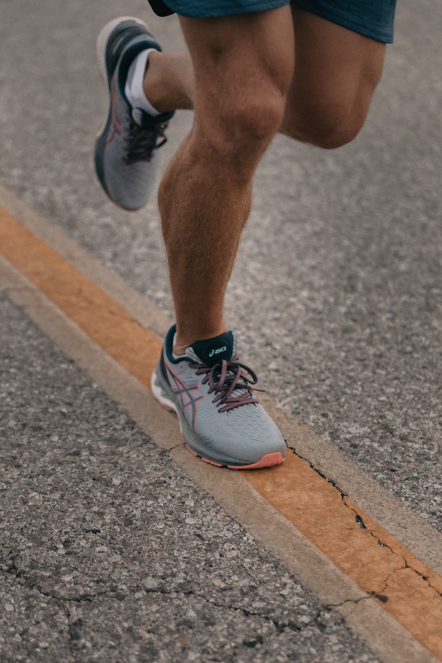 A man running; specific of a leg