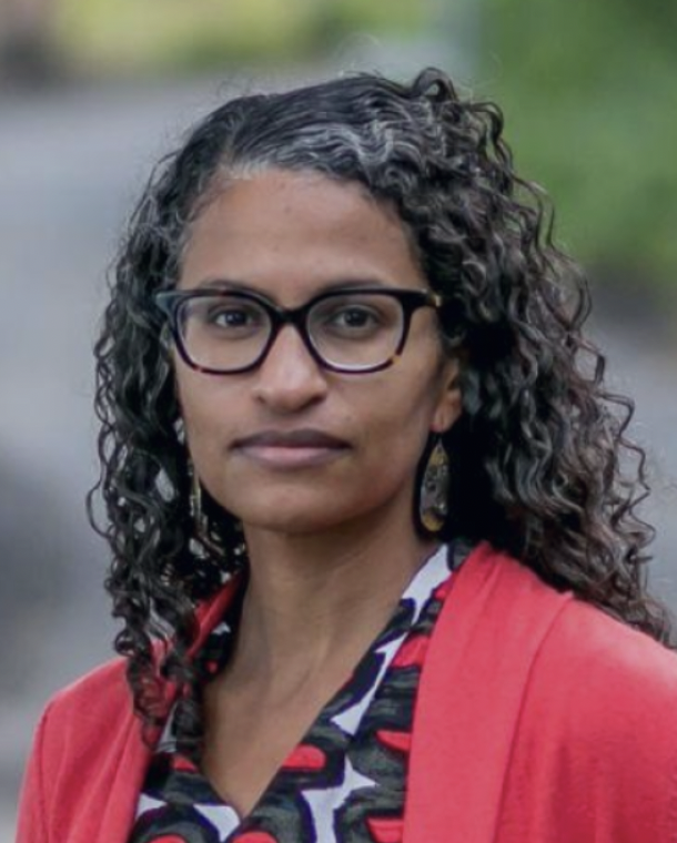 foto de Dra. Eugenia South, una mujer con tez café y cabello negro y rizado.