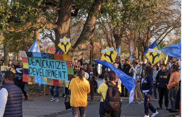 Marcha por la Democracia Sobre el Desarrollo en Noviembre de 2022, organizada por grupos comunitarios de toda la ciudad, incluidos Philly Thrive, Save UCTowhomes, Cobbs Creek EJ, VietLead y más. Los temas destacados en la marcha incluyeron la reurbanización del sitio de la refinería, la construcción propuesta del nuevo estadio de los 76ers cerca de Chinatown y el desalojo de los residentes de UC Townhomes. ¿Cómo están todas estas cuestiones interconectadas? ¿Cómo se relaciona el desarrollo con la justicia ambiental?