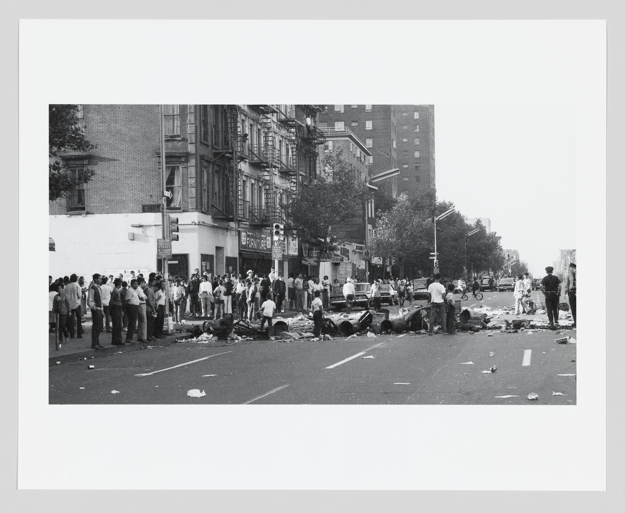 Foto en blanco y negro de los Young Lords bloqueando una calle con basura.