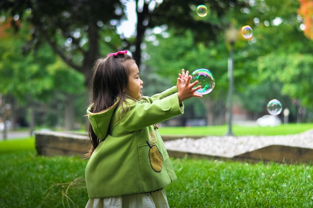 Una bambina con una bolla (a bubble)