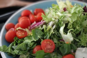 Salad with tomatoes, greens and onions